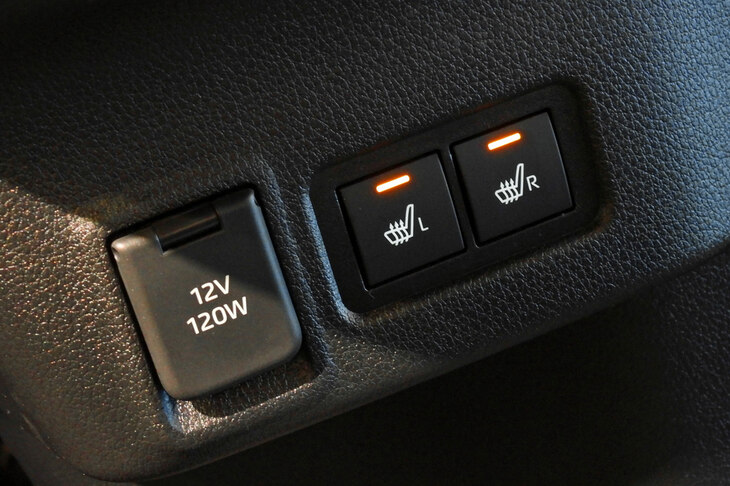 ダイハツ・ムーヴRS（フロントシートヒータースイッチと電源ソケット）