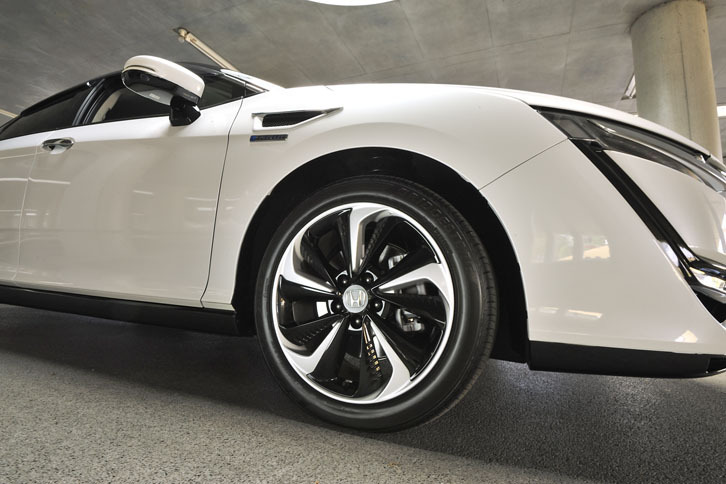 タイヤサイズは前後とも235/45R18。試乗車には「ブリヂストン・エコピアEP160」が装着されていた。