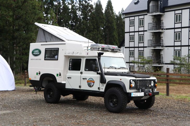 迫力満点な初代「ディフェンダー」のキャンピングカー仕様。オーナーに話をうかがうと、前のオーナーは世界各地を旅するためにこのディフェンダーを購入。冒険の旅を無事に終えた後、同車は縁あって現オーナーのもとにやってきたそうだ。車内はコンロやシャワーなども備わり、かなり快適とのこと。