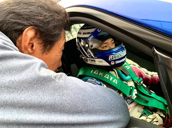 まずは私が参戦するクラブマンシリーズ エキスパートクラスの走行です。今大会は初の2レース開催。予選とレースで使用できるタイヤはマーキングされた1セットのみなので、ユーズドタイヤを使って、ロング走行に向けて佐野監督と相談しながらセットアップを進めました。