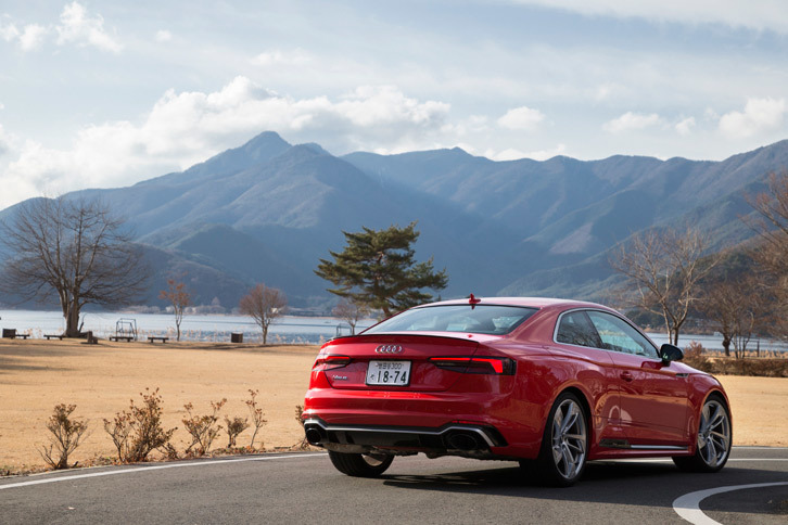 ボディーサイズは全長×全幅×全高＝4725×1860×1365mm。専用のボディーパーツの採用や、より張り出したフェンダーにより、標準の「A5クーペ」より、全長は25mm、全幅は15ｍｍ拡大している。