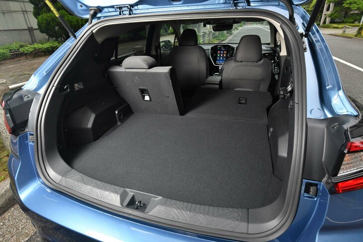 後席の背もたれは40：60の2分割式。荷室の壁面には計6つのフックが備わっている。