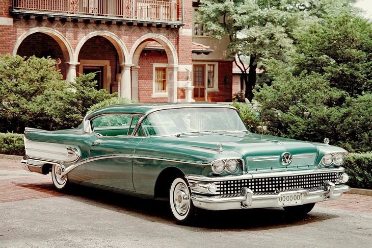1950年代、アメリカではメッキとテールフィンで着飾ったきらびやかなクルマが、街を行き来していた。写真は1958年型「ビュイック・スーパー リヴィエラ クーペ」。