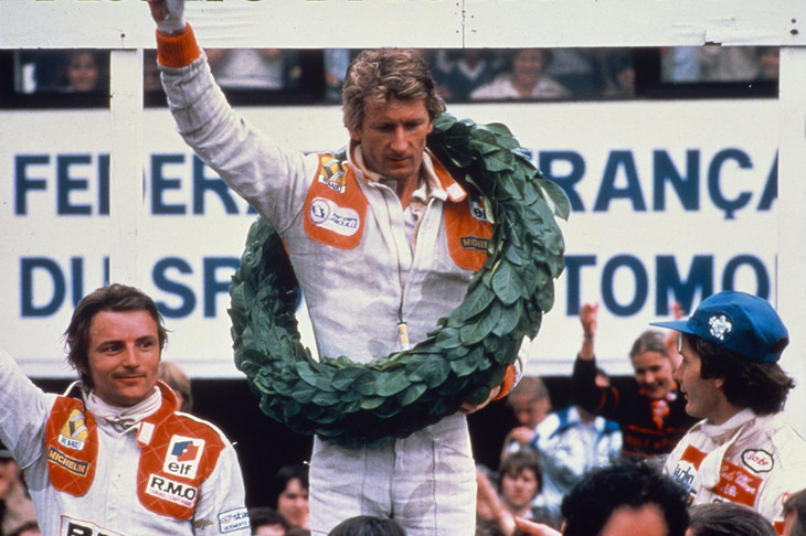 1979年のフランスGPにおいて、表彰台の中央に立つジャン-ピエール・ジャブイーユ。