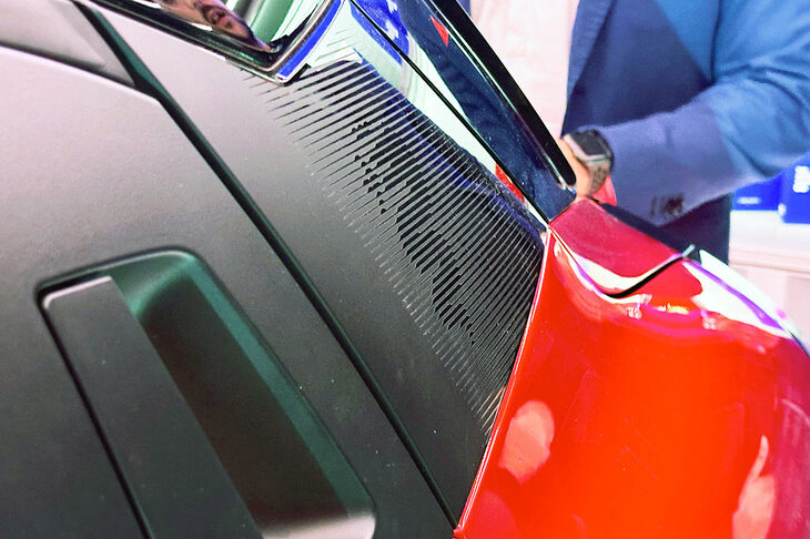 Cピラーの「ビッショーネ」。「トナーレ」ではガラスにプリントされていたが、「ジュニア」ではプラスチックパネルに施されている。