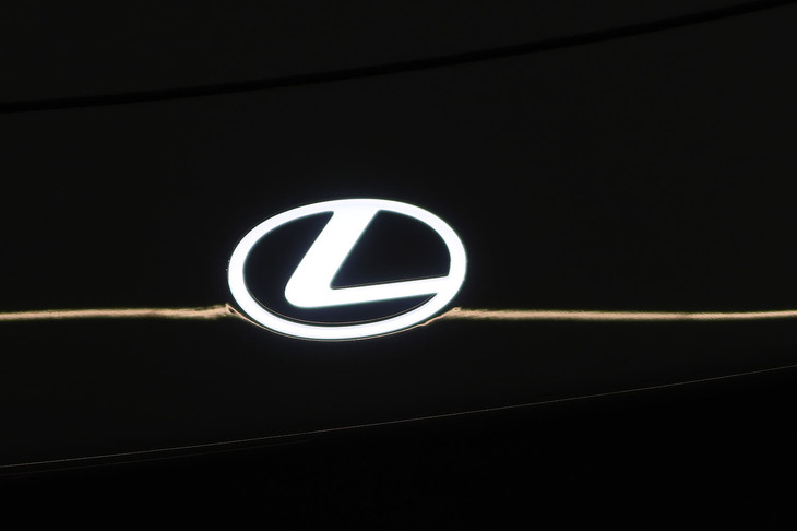 レクサスLFAコンセプト（フロントエンブレム）