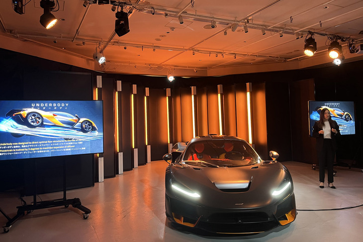 「マクラーレンW1」の発表イベントで車両概要を説明したマクラーレン・オートモーティブのプロダクトマネージャー、ヘザー・フィッチ氏。