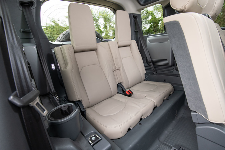 「ディフェンダー110」にオプションで用意される3列目シート。「HSE」のものにはヒーターが装備されていた。