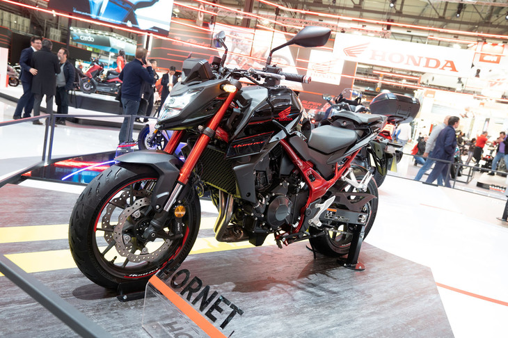 2022年10月にドイツ・ケルンで開催されたモーターサイクルショー「INTERMOT（インターモト）」で発表された「ホンダCB750ホーネット」。ホーネットは1990年代後半に登場したホンダのネイキッドモデル。並列4気筒エンジンにアップマフラー、極太のリアタイヤを採用し、それまでオーセンティックなスタイルが主流だったネイキッドカテゴリーに、過激なパフォーマンスとスタイルを持つ“パフォーマンス・ネイキッド”的なイメージを持ち込み、欧州や日本で人気を博した。ケルンで発表された新型ホーネットは、そのパフォーマンス・ネイキッドから進化した“ストリートファイター”的なスタイルを採用しつつ、エンジンには新開発の排気量775cc並列2気筒OHCを搭載している。アドベンチャーカテゴリー同様、欧州ではスポーツネイキッドでもアンダー1000ccの、しかも2気筒モデルの人気が高いことから、その市場でのシェアを拡大するべく開発されたと考えられる。発表前のティザー動画では、270°クランクのエンジンが高回転で回る排気音がフォーカスされていたことから、4気筒から2気筒へと気筒数が減ったとしても、スポーティーなパフォーマンスが期待できそうだ。