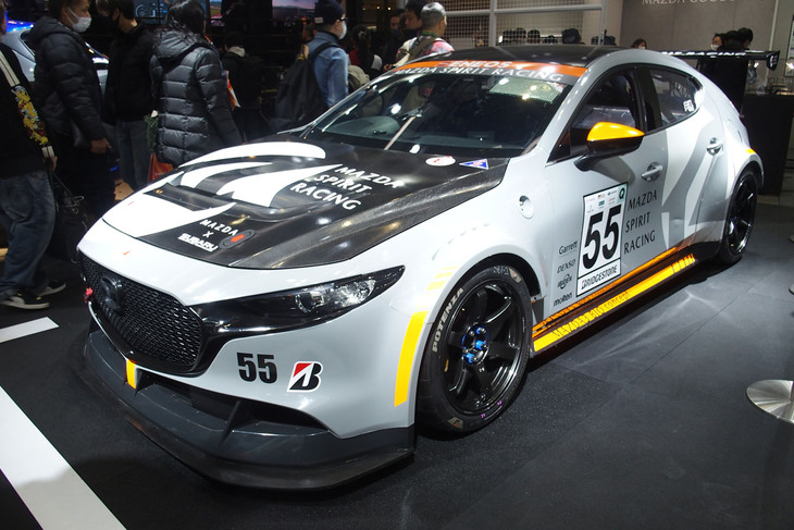 次世代バイオディーゼル燃料を使用する「SKYACTIV-D」を搭載した「MAZDA SPIRIT RACING MAZDA3 Bio concept」。こちらもスーパー耐久レースの参戦マシンだ。