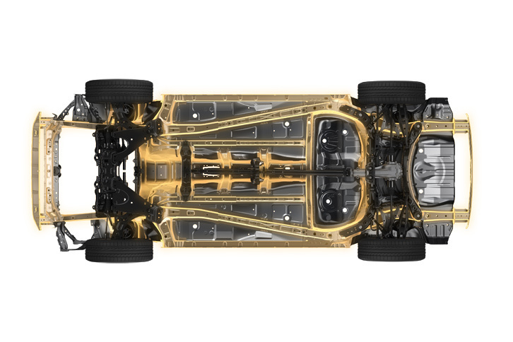 プラットフォームをボディー下部から見たところ。フロントバンパーからリアバンパーへとつながる2本のフレームが、湾曲しながらも折れ曲がることなくつながっている。