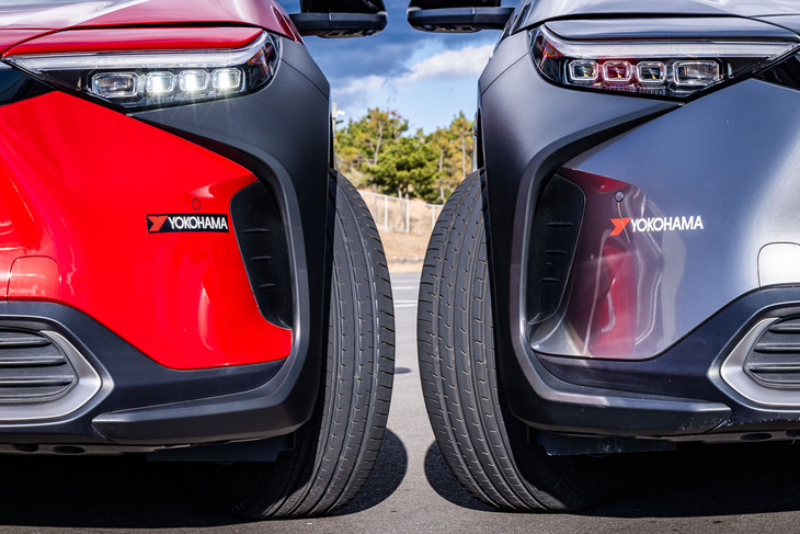 最新の「アドバンV61」（写真左）と従来型にあたる「ブルーアースXT AE61」（同右）を装着した「bZ4X」。サイズはいずれも235/60R18。アドバンV61には、ヨコハマ独自のゴム混合技術「A.R.T. Mixing」を活用した専用コンパウンドが採用されている。