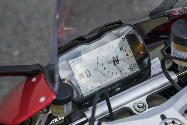 TFTメーターの表示には「トラック」と「ロード」の2モードを用意。車速やエンジン回転数などの確認に加え、ライディングモードの選択や、各電子制御システムの調整などにも使用する。