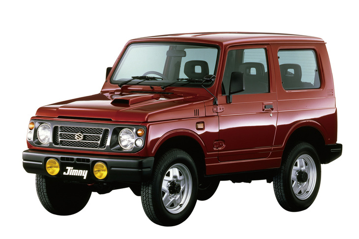 2代目の末期には、SOHCエンジンのJA12型とDOHCエンジンのJA22型が設定された。ともにサスペンションにはジムニー初のコイルスプリングを採用。……ご覧いただければ分かる通り、最初期のSJ30型とは全く別物といえるほどに進化を遂げていた。