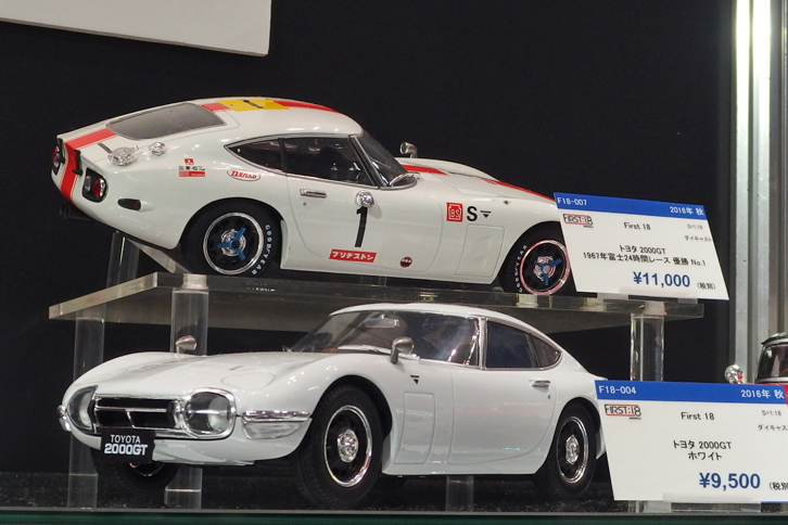 1/18スケールながら、可動部分のないプロポーションモデルとすることで価格を抑えたというFirst 18の「トヨタ2000GT」（下）と「同1967年富士24時間レース優勝車」（上）。ダイキャスト製で価格はご覧の通り。