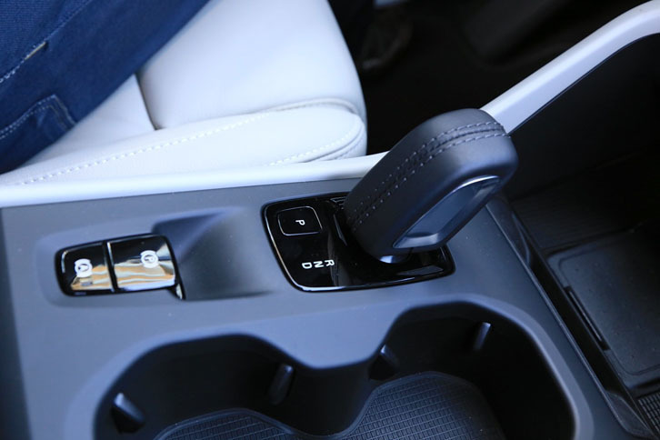 すっきりとまとめられたシフトセレクターまわり。独自の清潔感が漂っている。