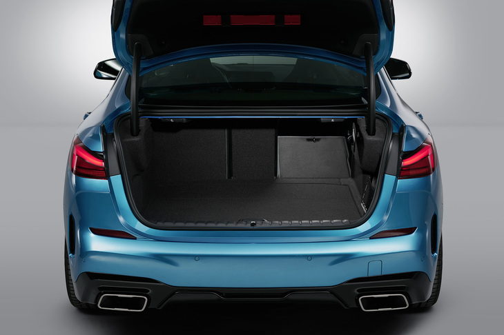 荷室容量は430リッター。後席の背もたれには、40：20：40の分割可倒機能が備わる。