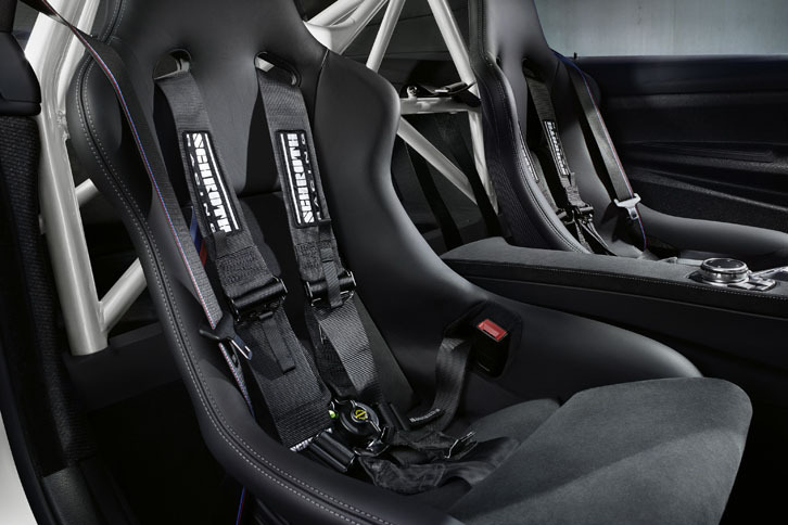 シートベルトは3点式と、サーキット走行用の6点式を両方備える。