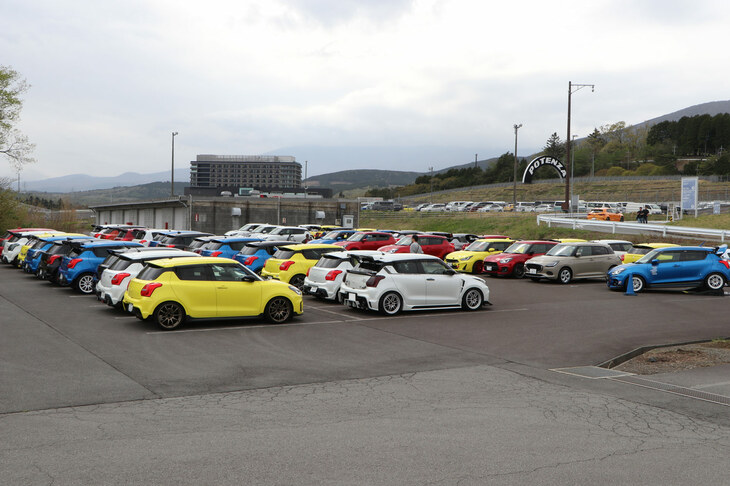 「MFF 2024 スイフト オーナーズミーティング」には、約100台の「スイフト」が参加。やはり、ボーイズレーサーの「スイフトスポーツ」が中心だが、早速、新型スイフトで参加するユーザーも。会場内では、ショップやパーツメーカーのデモカー展示なども行われていた。