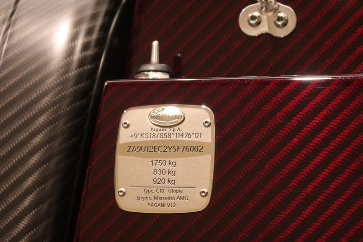パガーニ・ウトピア ロードスター（車体番号プレート）