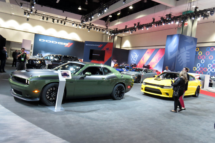 「ダッジ・チャレンジャーT/A 392」（手前）と「チャージャー デイトナ392」（奥）。