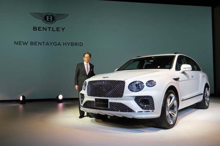 「ベントレー・ベンテイガ ハイブリッド」と、ベントレーモーターズジャパンの牛尾裕幸代表。