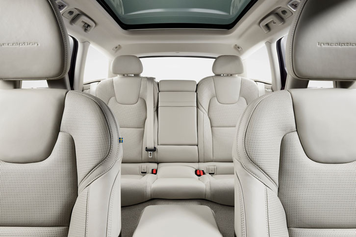 「ボルボV90」のリアシート。