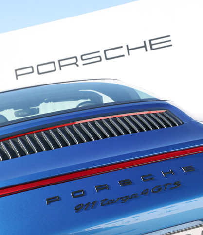 ダークな色調のドレスアップアイテムは、「GTS」グレードならではの装備。前後のランプやホイール、車名のロゴマークなどがブラックでコーディネートされる。