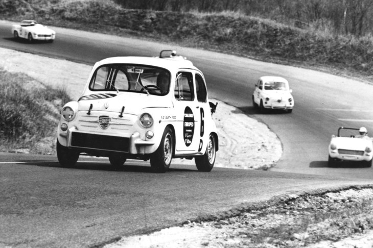 疾走する「フィアット・アバルト1000TC」（1965年）。「フィアット600D」をベースにハイチューンを施したモデルで、“ジャイアントキラー”というアバルトのイメージを印象づけた。