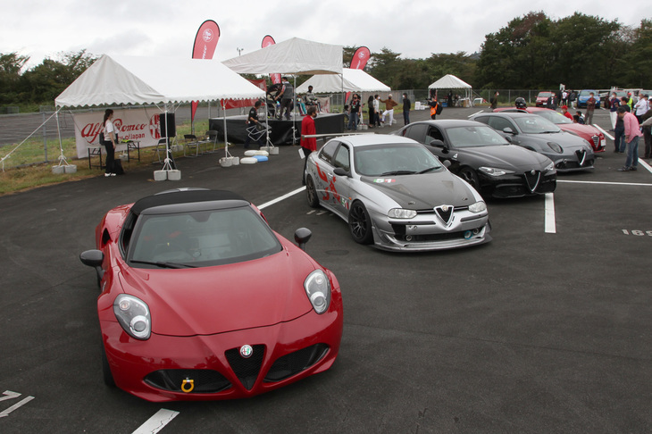 イベント当日、メインコースで開かれていたアルファ・ロメオによるレース「アルファ・ロメオ チャレンジ」に参戦する5台のマシンがCパドックに来場した。