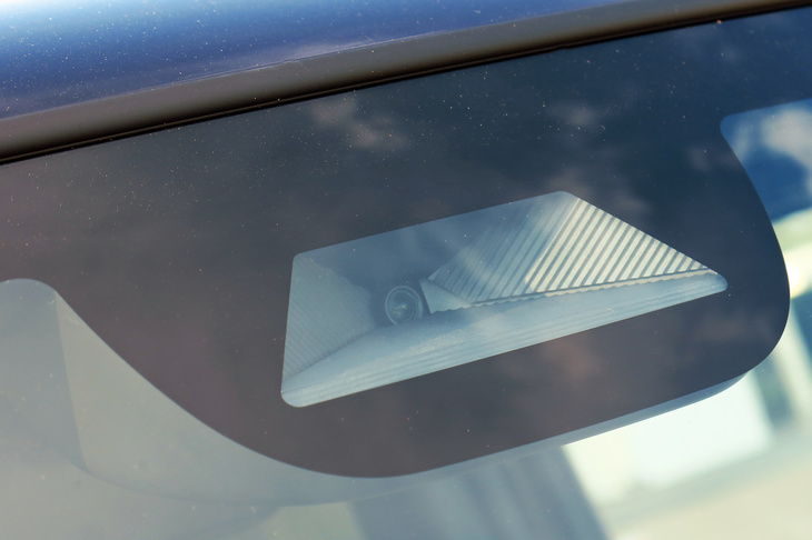 先進運転支援システムには、広角カメラと前後8個のソナーからなる新型の「ホンダセンシング」を採用。近距離衝突軽減ブレーキや急アクセル抑制機能など、新機能も追加された。