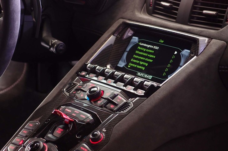 ランボルギーニ・アヴェンタドールLP780-4 Ultimae（センターコンソール）