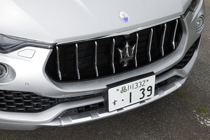 フロントグリルの奥には、エアシャッターを内蔵。外気温に応じて、ラジエーターに流れ込む空気の量を制御している。