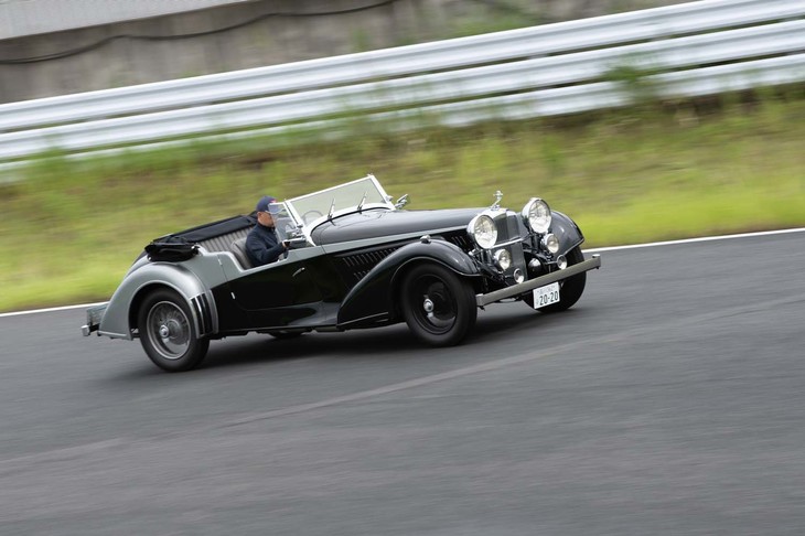 サスペンションはフロントがウイッシュボーン式でリアがリジッドアクスル式。ショックアブソーバーはオリジナルが摩擦式に対し、コンティニュエーションモデルは油圧式を搭載していた。