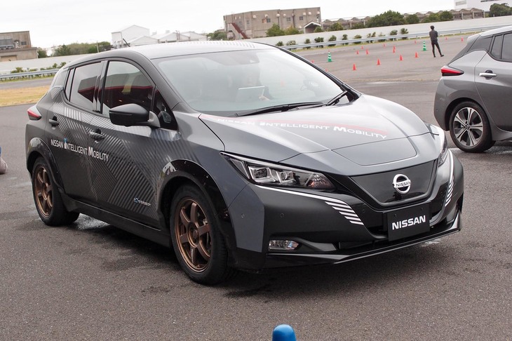 今回試乗した、四輪制御技術のテストカー。ベースは量産型「リーフ」で、車体の前後ぞれぞれに駆動用モーターを搭載する。