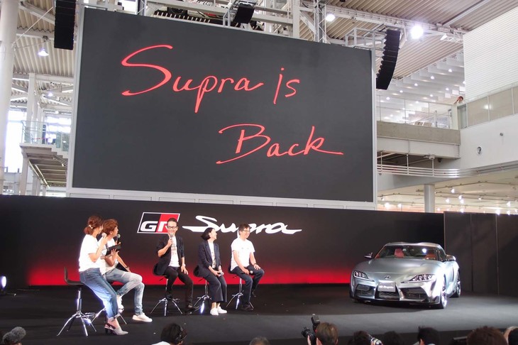 発表会では、「スープラ」と関係の深いレーシングドライバー脇阪寿一を交えたトークセッションも実施された。写真は新型スープラの開発を振り返っている場面で、画面に映し出されている「Supra is Back」の文字は、トヨタの豊田章男社長直筆のものという。