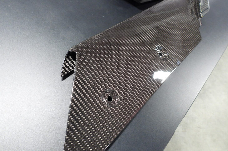 外装パーツはほとんどがカーボンファイバー製だ。