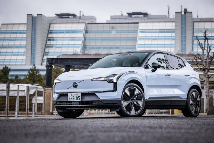 2023年8月に国内導入が発表された「ボルボEX30」。当初は同年11月からデリバリーを開始するとアナウンスされたが、車両搭載用ソフトウエアの最終調整に時間がかかり、2024年2月後半から納車がスタートした。