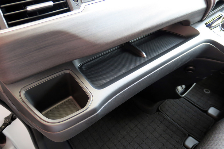 ホンダ・フリードG（FF）（収納スペース）