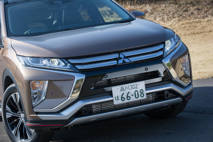 ラジエーターグリルやバンパーの中央部を、“く”の字形のメッキ装飾で左右からはさむ、「ダイナミックシールド」と呼ばれる意匠が特徴のフロントまわり。2015年6月に登場した「アウトランダー」の改良モデルから導入されている、三菱独自のデザインコンセプトである。