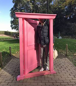 「どこでもドアで、どこに行こう？」状態の筆者。藤子・F・不二雄ミュージアムにて。