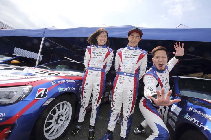 新しいシーズンへの期待にあふれた笑顔で記念撮影に臨むCG ROBOT RACING TEAMの（左から）池島実紅、井口卓人、久保凜太郎の3選手。ご覧の通り、チームの雰囲気は今年もサイコー！ちなみに、チームに貴重な1ポイントをもたらした凛太郎選手は、86/BRZ Race鈴鹿ラウンドと併催されたスーパー耐久シリーズにも参戦。トヨタカローラ新茨城が展開するGR Garage水戸インターが立ち上げた「C.S.I Racing」のスポーティングマネジャー兼ドライバーとして新たなスタートを切ったが、見事、ST-4クラスで2位入賞を遂げる上々の好発進を見せた。