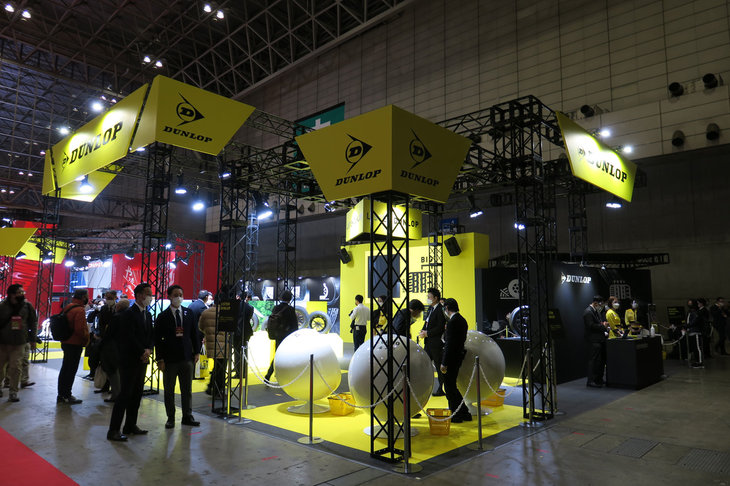 ダンロップの出展ブースの様子。展示エリア手前の、球状の白いイスが並べられたコーナーはなにかというと……。