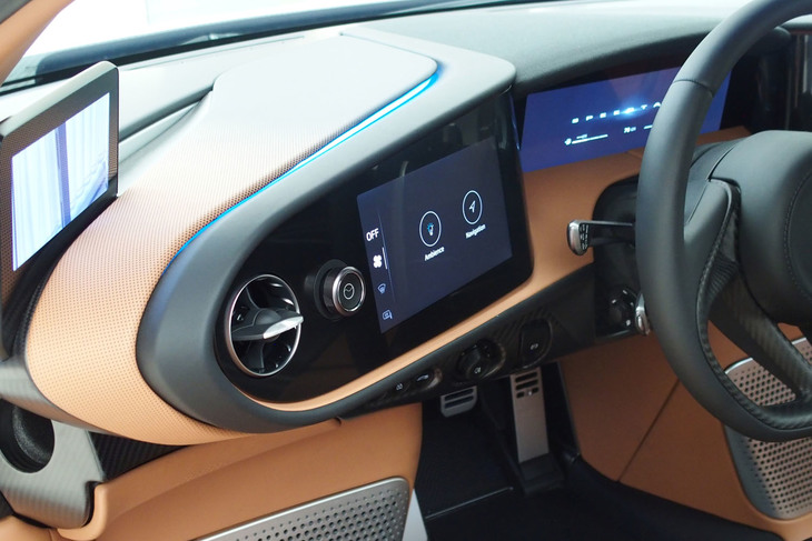 マクラーレン・スピードテール（インストゥルメントパネル左側）