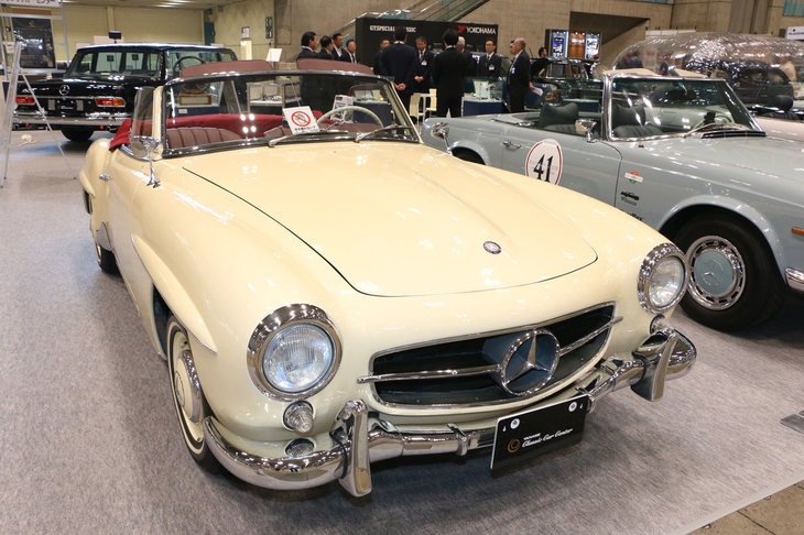 ブースには1950～1990年代までの4世代の「メルセデス・ベンツSL」も展示された。