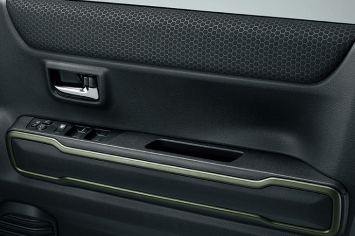 「タフワイルド」では、ドアトリムカラーガーニッシュをマットカーキとし、フロントドアトリムのクロスにはっ水加工が施されている。