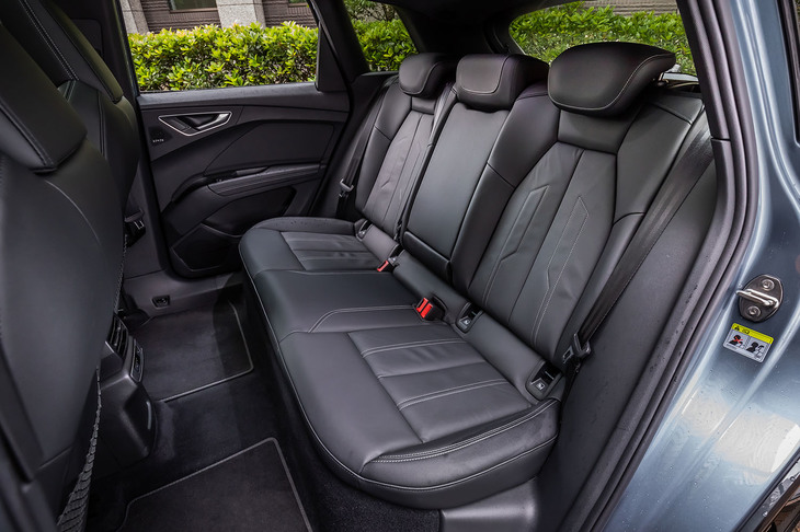 2764mmのロングホイールベースがもたらす、ゆとりある後席の居住空間も「Q4 e-tron」のセリングポイント。後席のレッグスペースは、フラッグシップSUVの「アウディQ7」にも匹敵するという。