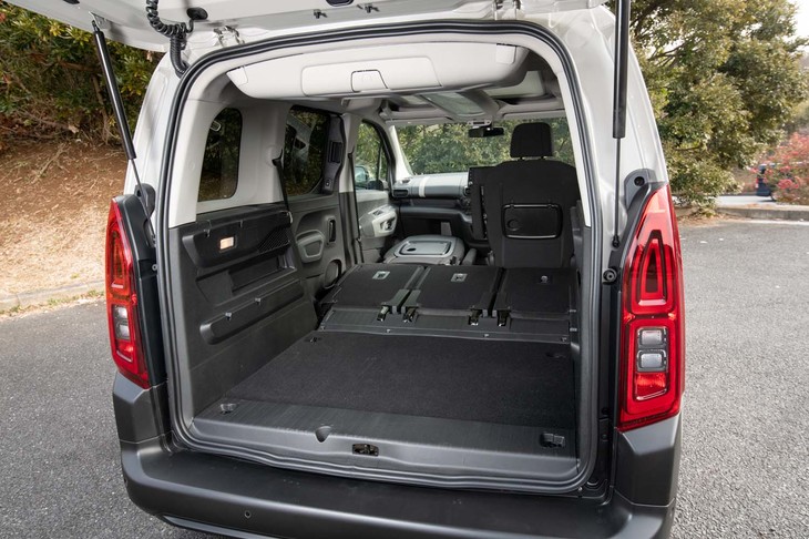 リアシートと助手席の背もたれをすべて倒すと、長さ2.7ｍの長尺物が積める。この状態の荷室容量は2126リッター。