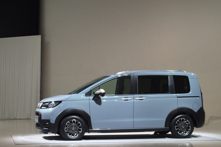 ホンダ・フリード クロスター（サイドビュー）