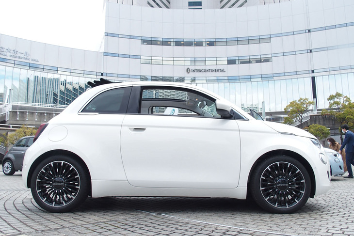 フィアット500eオープン（サイドビュー）